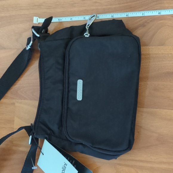 Baggallini small black cross body bag - Picture 3 of 6